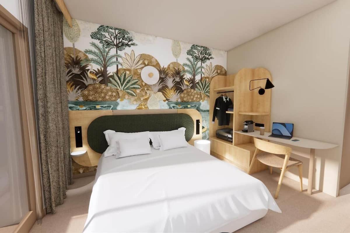 Ropa de cama de alta calidad y espacio para trabajar con laptop 