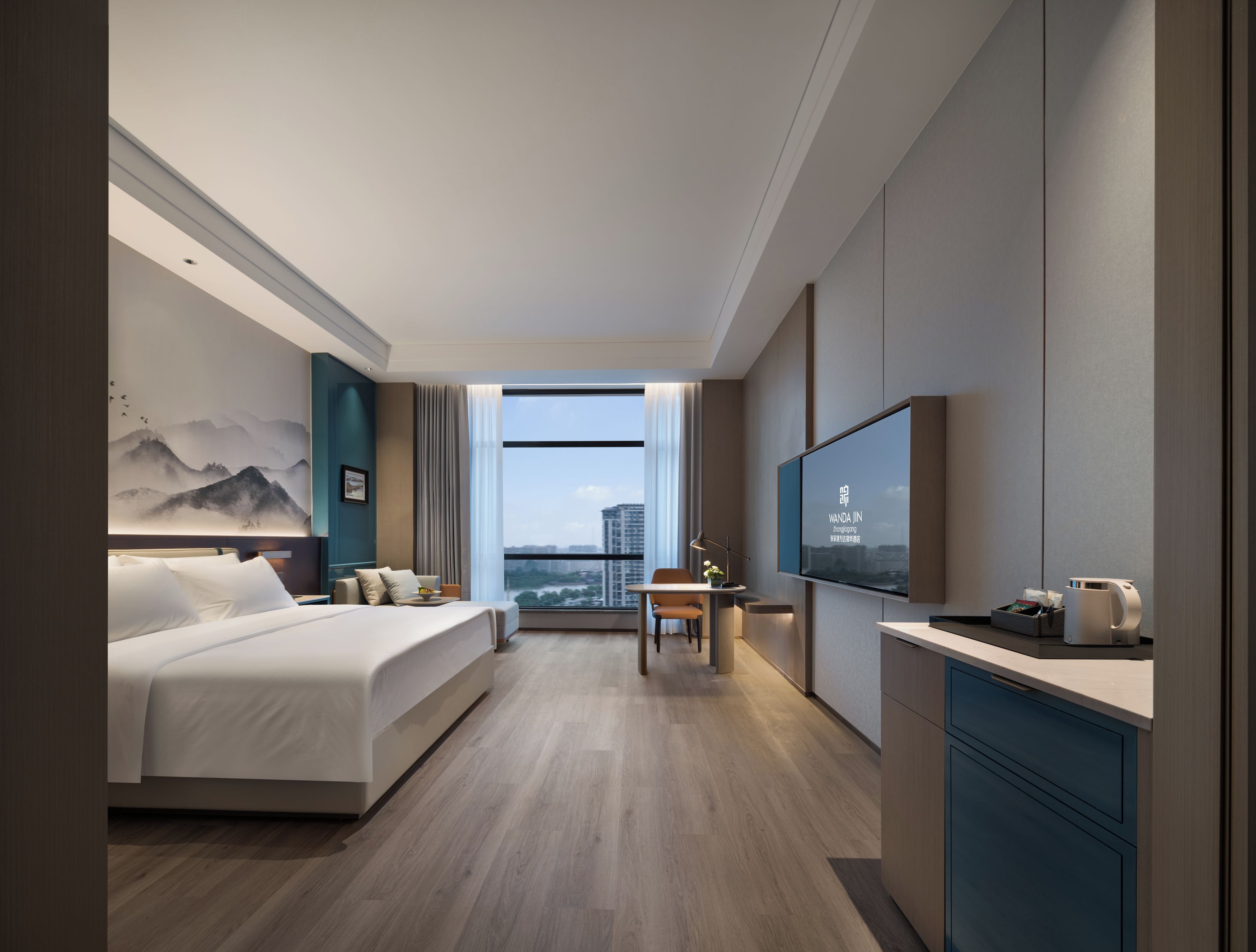 Una habitación de hotel moderna con una cama grande, un escritorio, televisión y vistas a la ciudad.