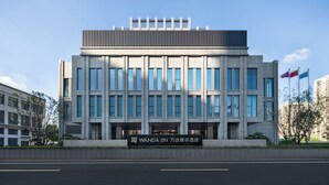 Een modern gebouw met een bord waarop 