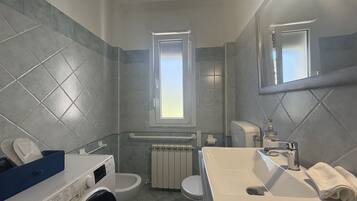 Dusche, Haartrockner, Bidet