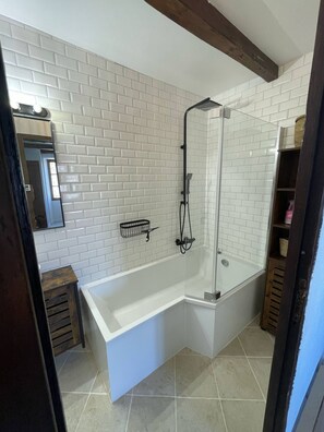 Shower, hair dryer - Charming Villa with Private Pool in Saint-Nazaire-de-Valentane (Saint-Nazaire-de-Valentane)
