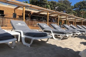 Property grounds - Villa with Private Pool & Boules Court (Sanary-sur-Mer)