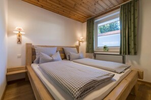 2 makuuhuonetta, vauvan matkasänky