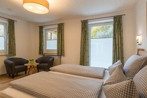 2 Schlafzimmer, Reisekinderbett