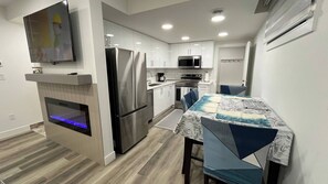 Kühlschrank, Mikrowelle, Ofen, Geschirrspüler