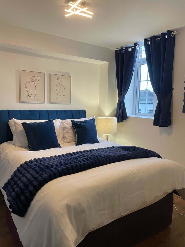 Escritorio, tabla de planchar con plancha, cuna de viaje y wifi 