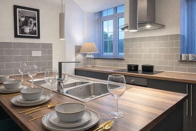 Luxury Town Centre Apt. 2 King Beds and Sofa Bed