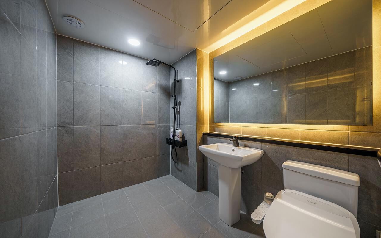 Deluxe Double Room | Bathroom | Free toiletries, hair dryer, slippers, bidet