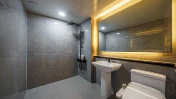 Deluxe Double Room | Bathroom | Free toiletries, hair dryer, slippers, bidet