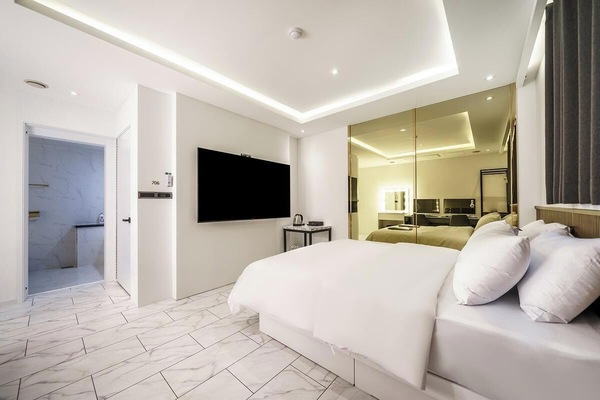 VIP Room | Desk, laptop workspace, WiFi (free), bed sheets