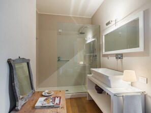 Shower, hair dryer, bidet, towels - Apartment in Camaiore with 2 bedrooms sleeps 4 (Camaiore)