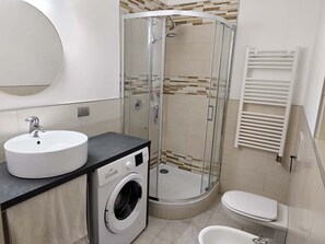 Doccia, asciugacapelli, bidet, asciugamani