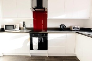 Private kitchen - Gloucester-4 Bed Home for Work & Leisure (Gloucester)
