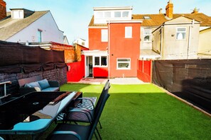 Familiehus - terrasse | Udendørs spisemuligheder