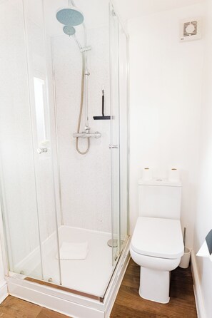 Family House, Patio | Bathroom - Gloucester-4 Bed Home for Work & Leisure (Gloucester)
