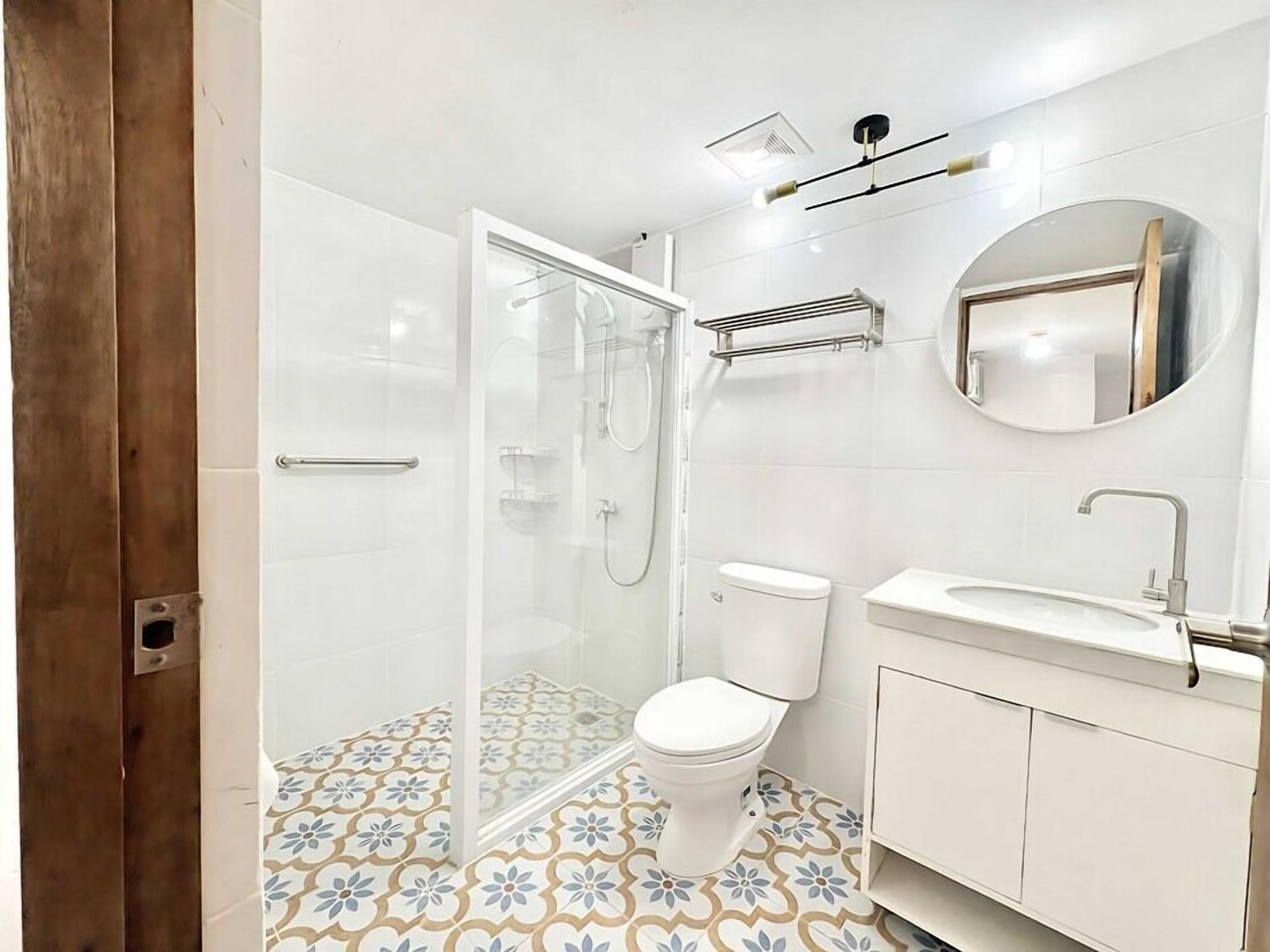 Family Room | Bathroom | Shower, towels