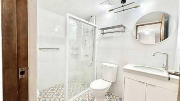 Family Room | Bathroom | Shower, towels