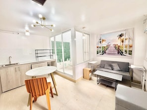 Televisi layar datar 32-inci dengan saluran TV kabel