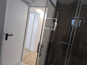 Suihku, hiustenkuivaaja, pyyhkeet