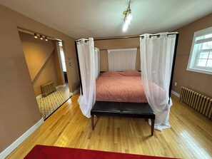 Internet, bed sheets - The Red Farm Suite at The Red Farm (Sydney)
