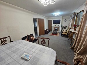 Interior - Nice House in Peterborough Cambridgeshire Garden Free Parking Wifi Kitchen (Farcet)