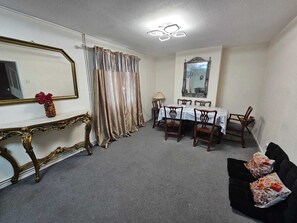 Interior - Nice House in Peterborough Cambridgeshire Garden Free Parking Wifi Kitchen (Farcet)