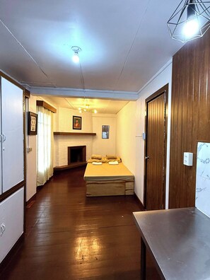 1 bedroom, Internet, bed sheets - Cozy Room Near Session Road Private Bathroom (Baguio)