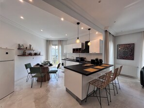 Fridge, microwave, oven, coffee/tea maker - Saint Germain – Apartment in La Marsa Cailloux (Marsa)