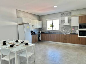 Fridge, microwave, oven, coffee/tea maker - Safir Spacious apartment in Safsaf, La Marsa (Marsa)
