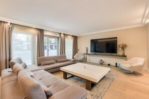 TV, stereo - Prestigious 5BR Avenue Foch Home - Arc de Triomphe (Paris)
