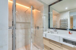 Douche, sèche-cheveux, serviettes fournies