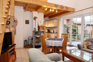 Fernseher, Kamin, DVD-Player, Stereoanlage