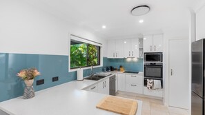 Mikrowelle, Ofen, Herdplatte, Geschirrspüler