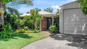 Exterior - The Garden of Eden, TOP NOTCH (WOORIM)