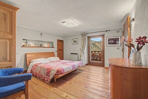 2 bedrooms, iron/ironing board, bed sheets