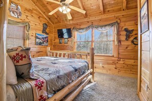 Signature Cabin, 3 Bedrooms, Hot Tub | Individually decorated, individually furnished, desk, laptop workspace