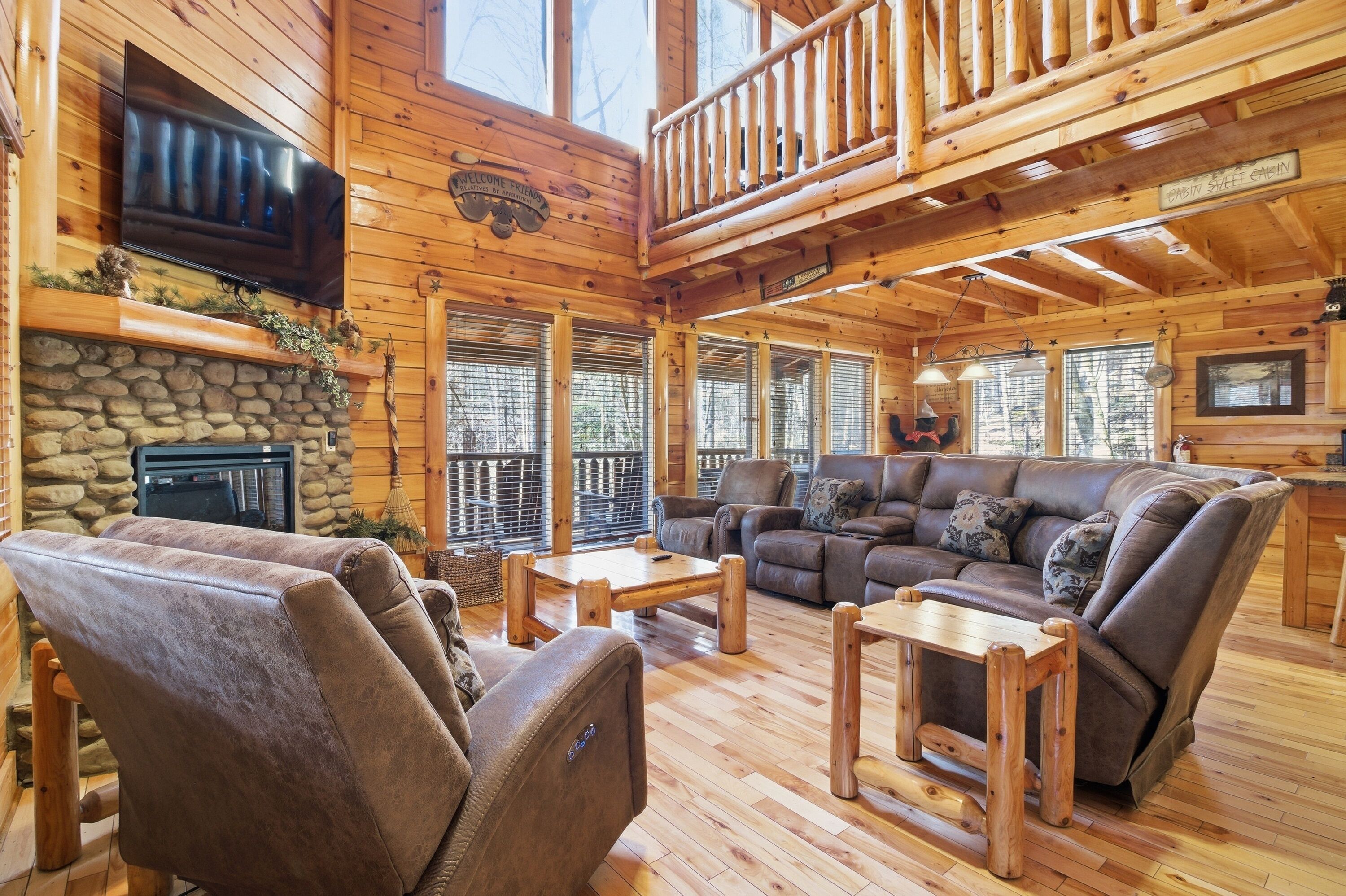 Hytte – signature, 3 soverom, spabadekar | Oppholdsrom | En 40-tommers smart-TV med kabel-kanaler samt peis