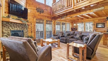 Hytte – signature, 3 soverom, spabadekar | Oppholdsrom | En 40-tommers smart-TV med kabel-kanaler samt peis