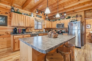 Signature Cabin, 3 Bedrooms, Hot Tub | Private kitchen