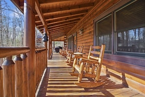 Private spa tub - Bearfoot Retreat (Sevierville)