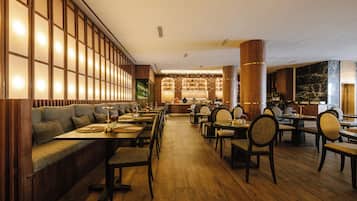 Ein Restaurant mit Holzboden, hohen Stühlen und einer langen Theke.