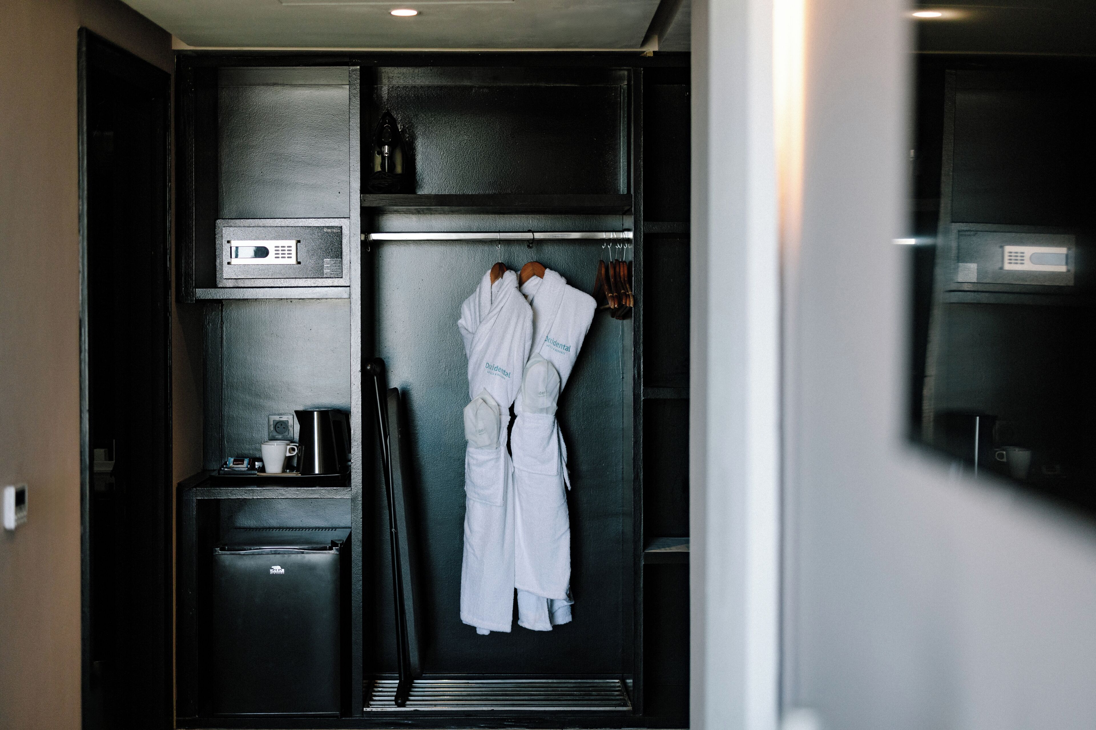 Minibar, in-room safe, blackout drapes, WiFi (free)