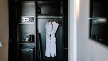 Minibar, in-room safe, blackout drapes, WiFi (free)