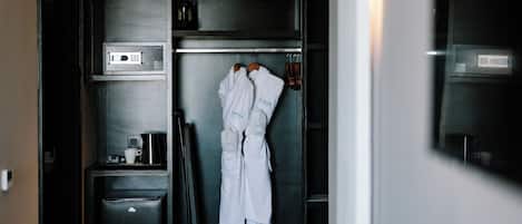 Minibar, in-room safe, blackout drapes, WiFi (free)
