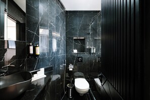 Shower, free toiletries, towels, shampoo - Occidental Casablanca Medina (Casablanca)