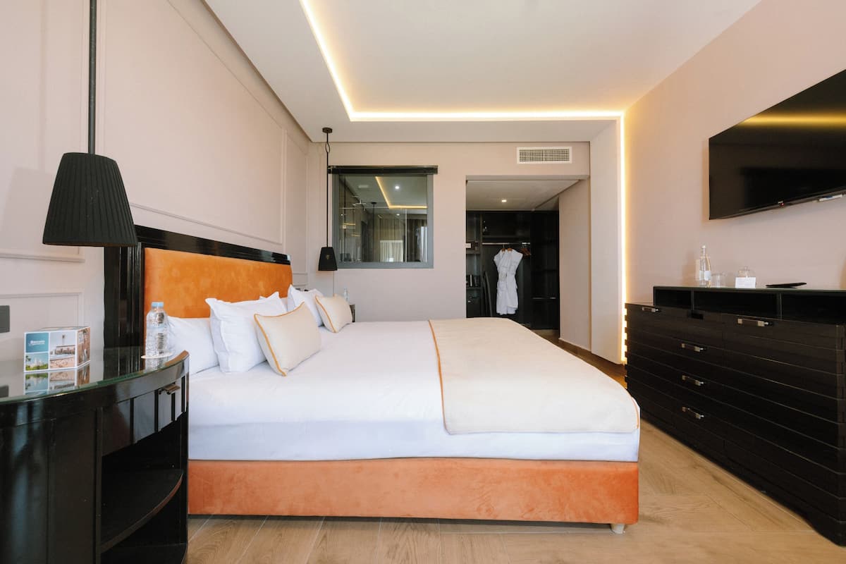 Minibar, caja de seguridad en la habitación y cortinas blackout