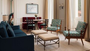 A room with a sofa, chairs, a table, and a view of the outdoors. - Miralago Luxury Apartments (Cernobbio)