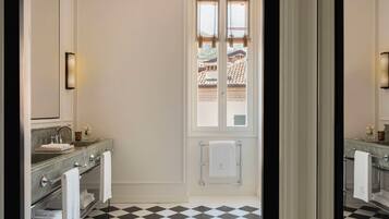 Apartment (Nesso | 89sqm) | Bathroom | Free toiletries, hair dryer, towels, soap