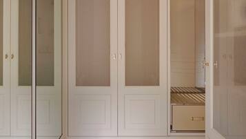 Una habitación con piso a cuadros, un armario con espejo y un guardarropa con puertas de espejo.