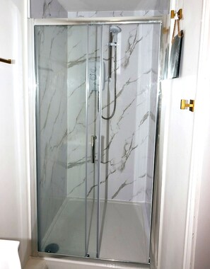 Shower, hair dryer, bidet, towels - Cozy West Derby Retreat – Near Alder Hey & Anfield (Liverpool)